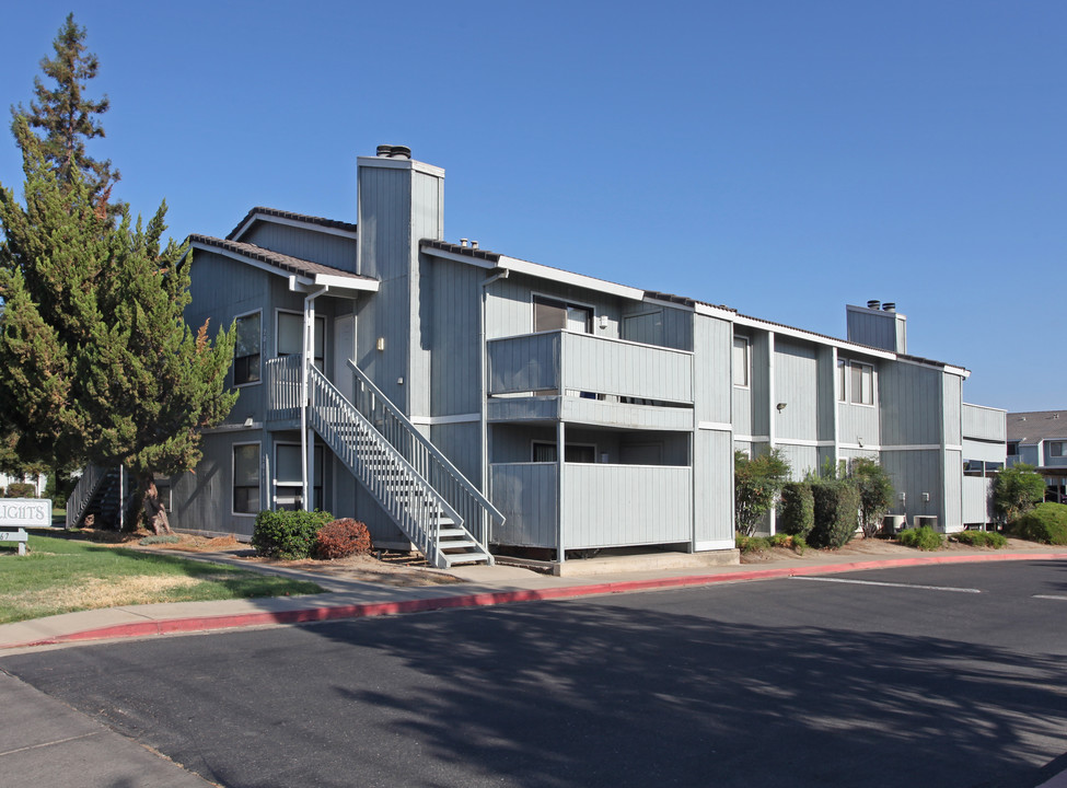 Falcon Heights in Atwater, CA - Building Photo