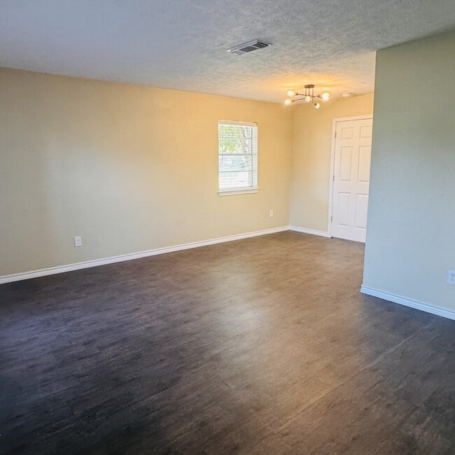 6824 Camden Ln in Groves, TX - Building Photo - Building Photo
