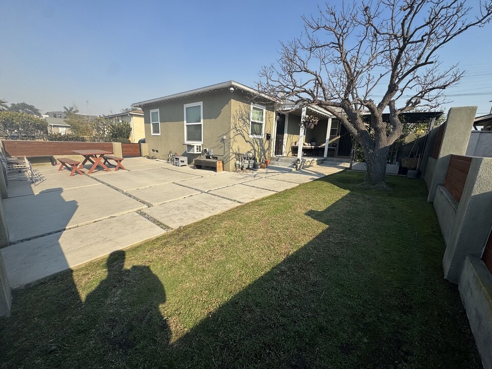 8424 Lilienthal Ave in Westchester, CA - Building Photo