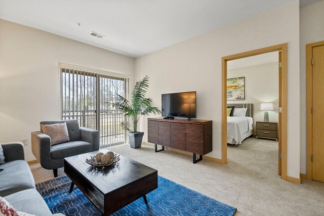 The Woodlands Apartments in Menomonee Falls, WI - Foto de edificio - Building Photo