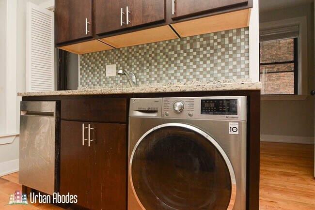 629 W Oakdale Ave, Unit A09C in Chicago, IL - Building Photo - Building Photo