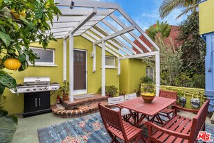 702 Angelus Pl in Los Angeles, CA - Building Photo