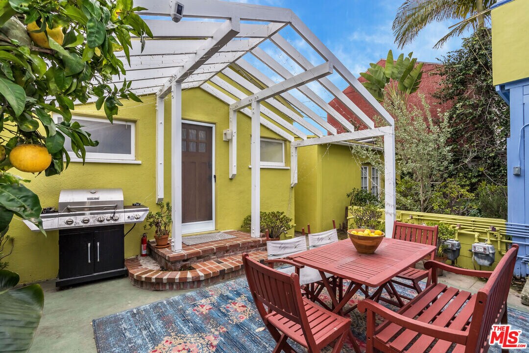 702 Angelus Pl in Los Angeles, CA - Building Photo