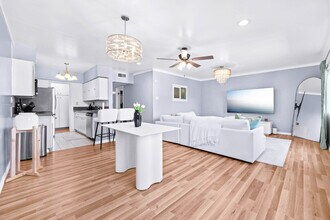 12801 Moorpark St, Unit 308 in Studio City, CA - Foto de edificio - Building Photo