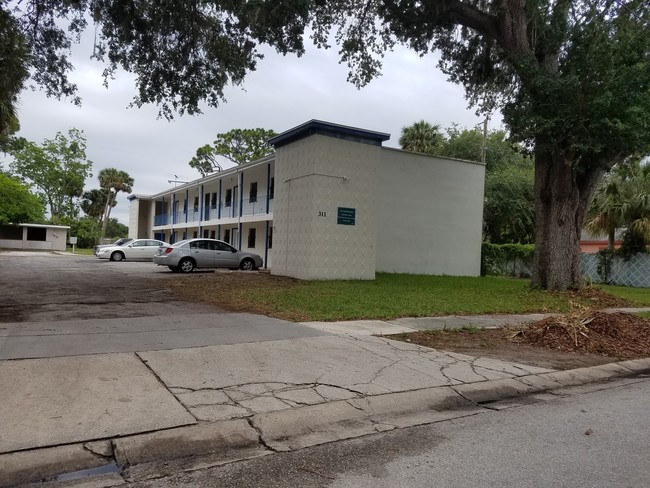 311 S Brown Ave in Titusville, FL - Foto de edificio - Building Photo