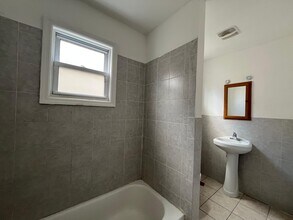 218 Bowers St, Unit 2R-3 in Jersey City, NJ - Building Photo - Building Photo