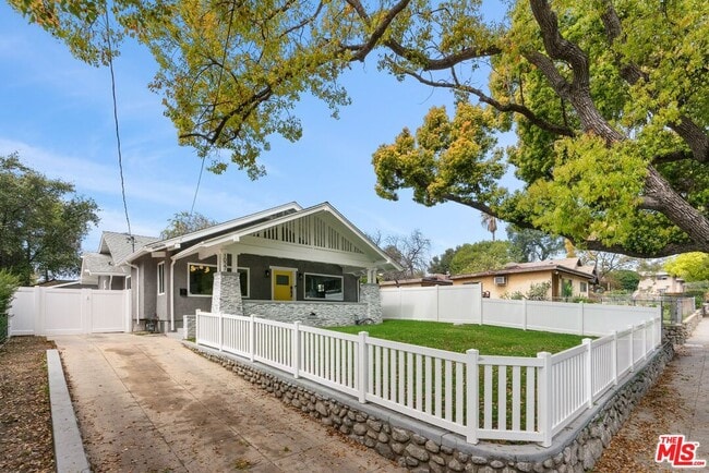 1027 N Summit Ave in Pasadena, CA - Building Photo - Building Photo