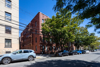 37-76 62nd St in Woodside, NY - Foto de edificio - Building Photo