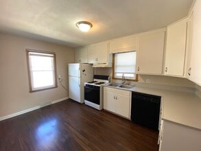 2325 W Kellogg Ave in West Peoria, IL - Building Photo - Building Photo