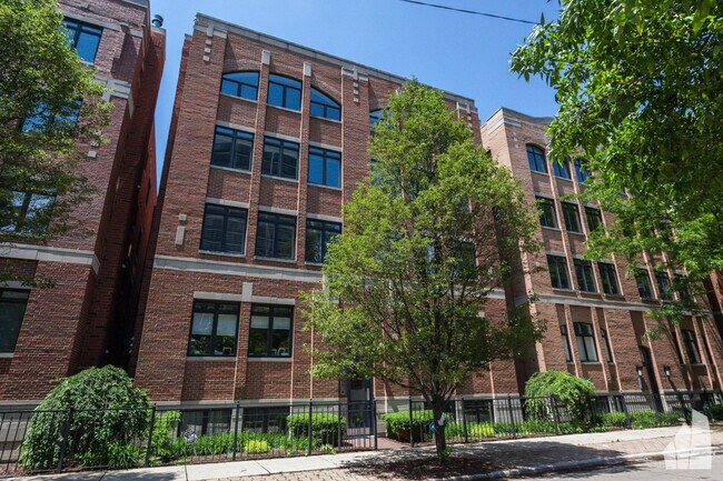 2708 N Lehmann Ct in Chicago, IL - Building Photo - Building Photo