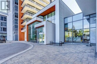 9600 Yonge St in Richmond Hill, ON - Building Photo - Building Photo