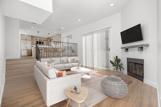 De Soto Luxury Townhomes in Canoga Park, CA - Foto de edificio - Building Photo