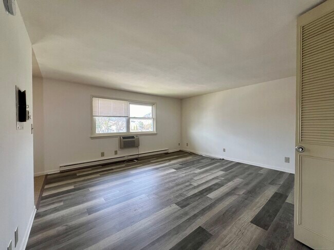 35 Beers St, Unit 306 in Bridgeport, CT - Building Photo - Building Photo