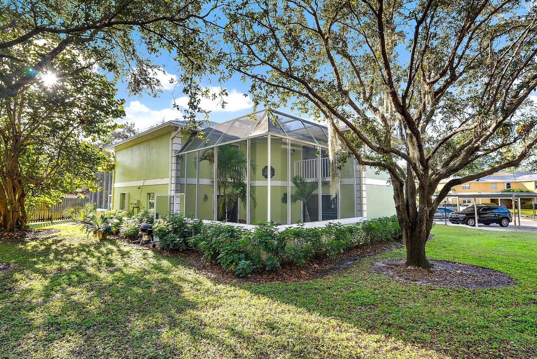 81 SE Beech Tree Ln in Stuart, FL - Building Photo