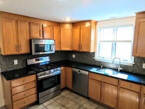 2 Victoria Ter, Unit 1 in Dedham, MA - Building Photo - Building Photo