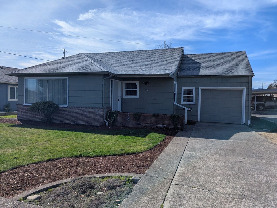 1167 SE Fenton St in Dallas, OR - Building Photo