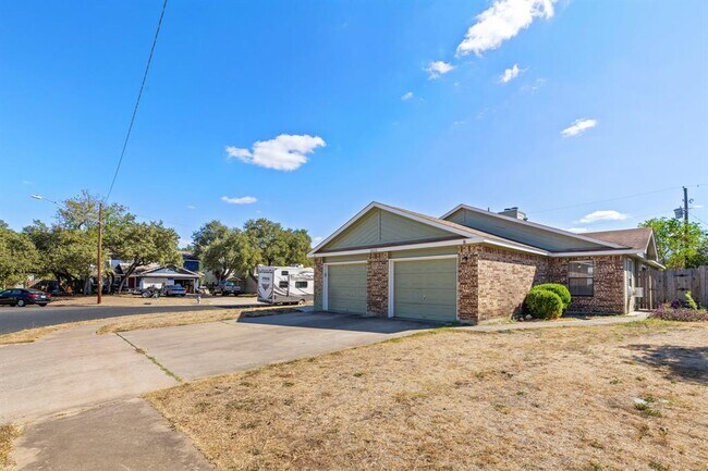 2615 Gwendolyn Ln in Austin, TX - Building Photo - Building Photo