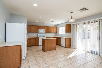 16809 W Central St in Surprise, AZ - Foto de edificio - Building Photo