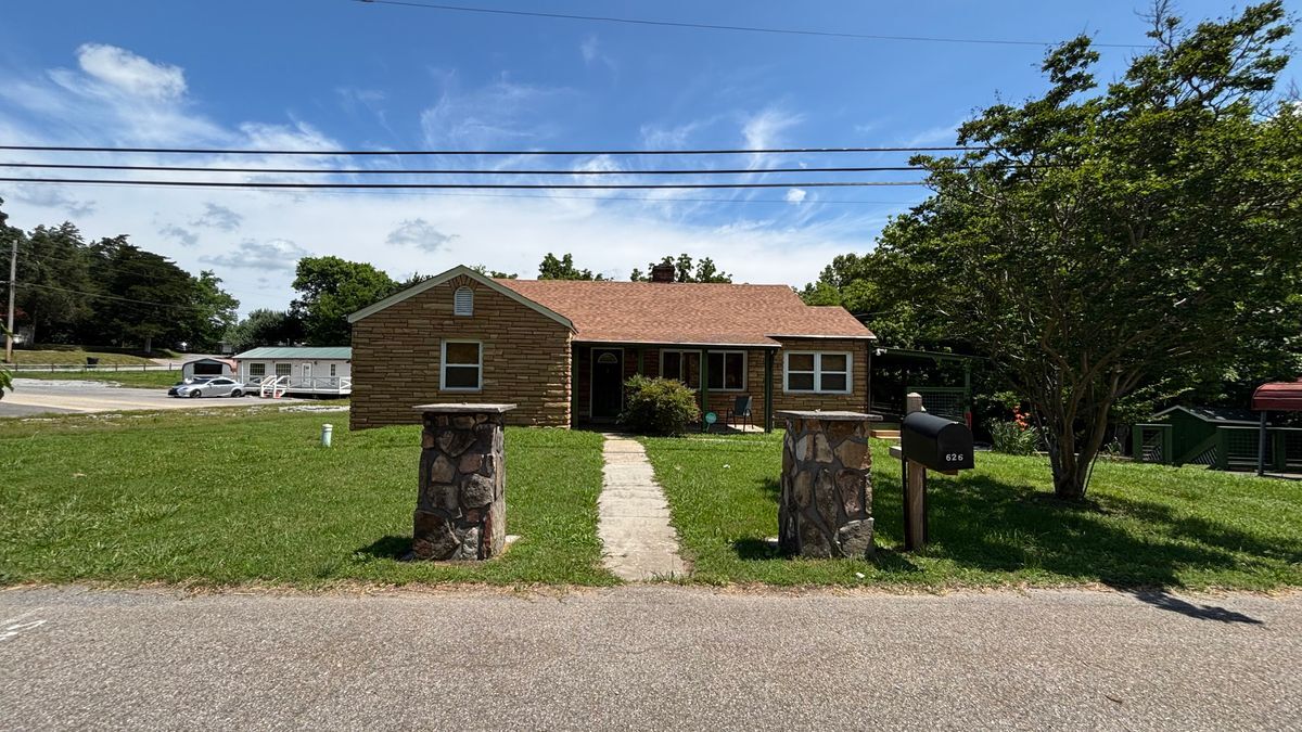 626 W Main St in Sevierville, TN - Building Photo