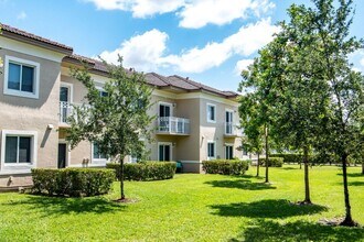 Legacy Villa Vicenza in Hialeah Gardens, FL - Foto de edificio - Building Photo