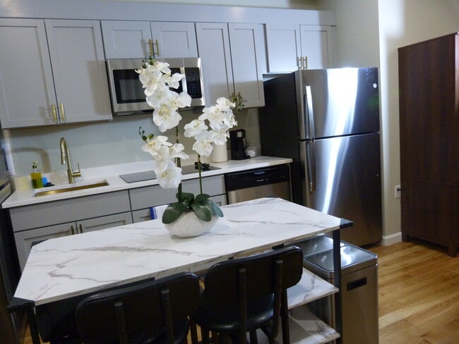 209 Lincoln St, Unit Furnished Studio