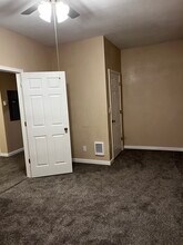 212 N Main St, Unit Apt B in Mitchell, SD - Foto de edificio - Building Photo