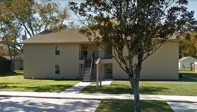 815 E Russell Ave in Welsh, LA - Foto de edificio - Building Photo