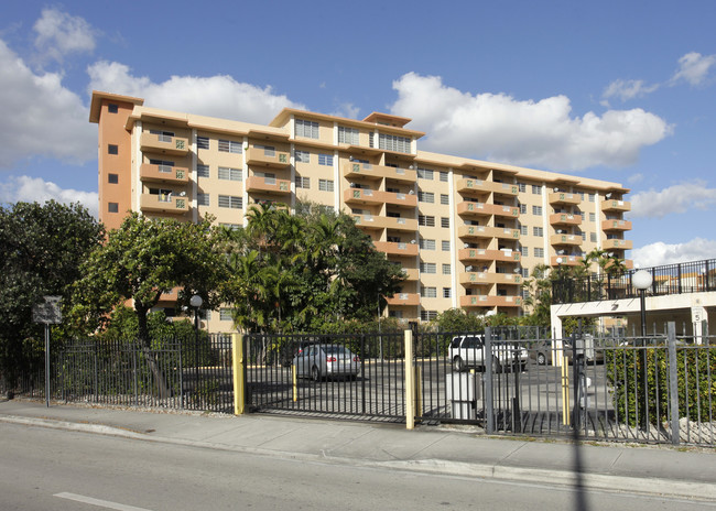 Fontana Tower in Hialeah, FL - Building Photo - Building Photo