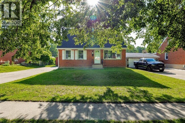 1329 Kim St in Sarnia, ON - Building Photo - Building Photo