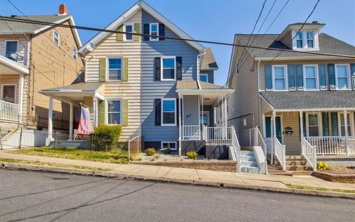 833 N Hoffert St in Fountain Hill, PA - Building Photo