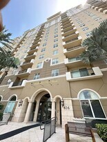 616 Clearwater Park Rd, Unit PH05 in West Palm Beach, FL - Building Photo