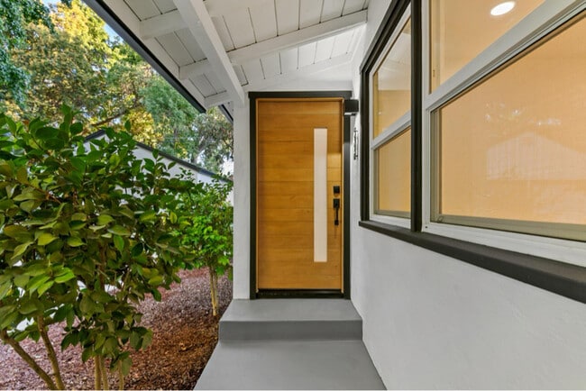 5370 Moddison Ave in Sacramento, CA - Building Photo - Building Photo