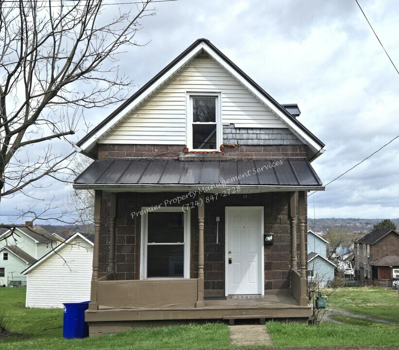 24 W Balph Ave in New Castle, PA - Building Photo
