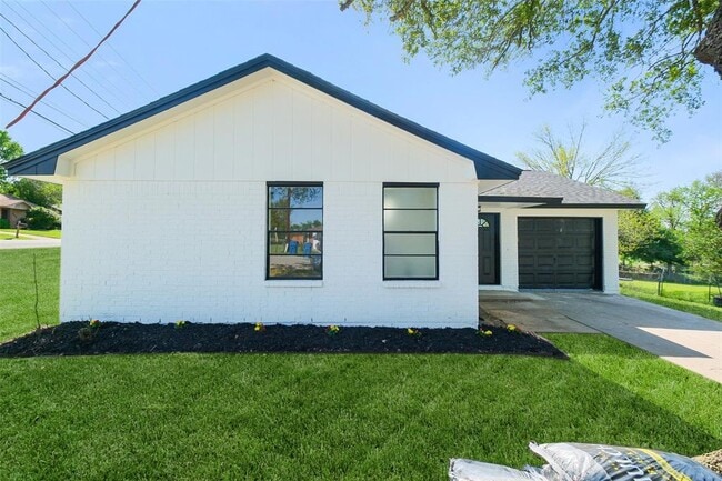 221 N Baron St in Bellville, TX - Building Photo - Building Photo