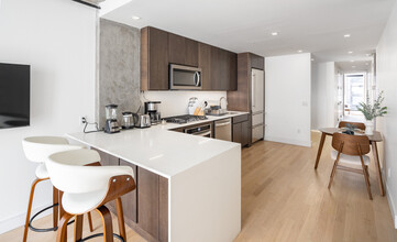 Luxurious 2BD Penthouse (+Washer&Dryer, Roof) in New York, NY - Building Photo - Building Photo