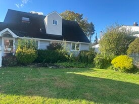 8 Bunting Ln in Levittown, NY - Building Photo