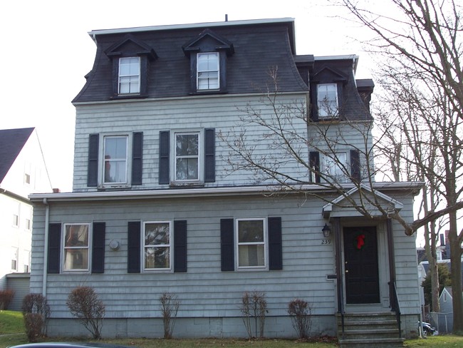 239-245 High St in Fall River, MA - Foto de edificio - Building Photo