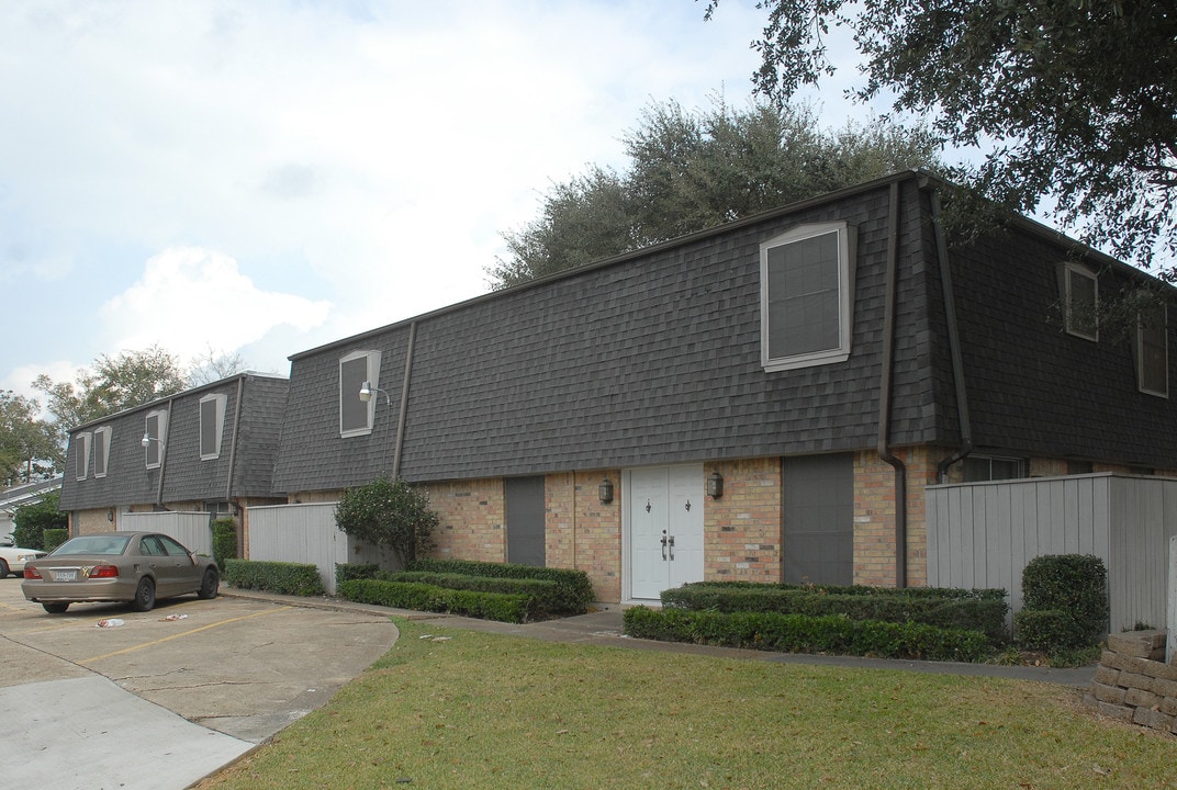 Chateau 1000 in Beaumont, TX - Building Photo