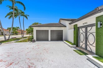 14793 NW 87th Pl in Miami Lakes, FL - Foto de edificio - Building Photo