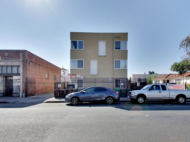 6619-6625 Bancroft Ave in Oakland, CA - Building Photo - Building Photo