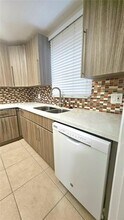 3038 NW 69th Ct in Fort Lauderdale, FL - Foto de edificio - Building Photo
