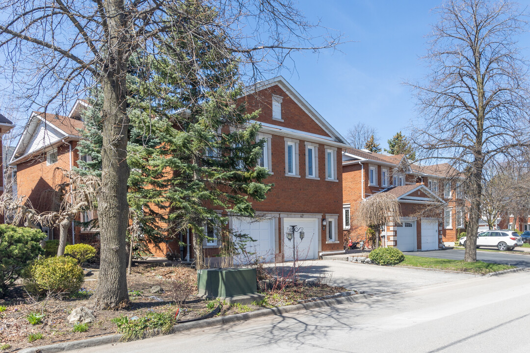 45 Brownstone Cir in Thornhill, ON - Building Photo