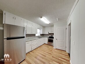 7614 Connell Dr in Jonesboro, GA - Foto de edificio - Building Photo