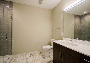 840 W Grand Ave, Unit 302 in Chicago, IL - Building Photo - Building Photo