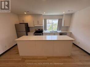 2879 Danforth Ave in Toronto, ON - Building Photo - Building Photo