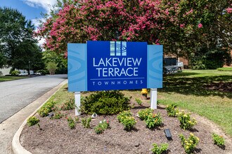 Lakeview Terrace Townhomes in Colonial Heights, VA - Foto de edificio - Building Photo