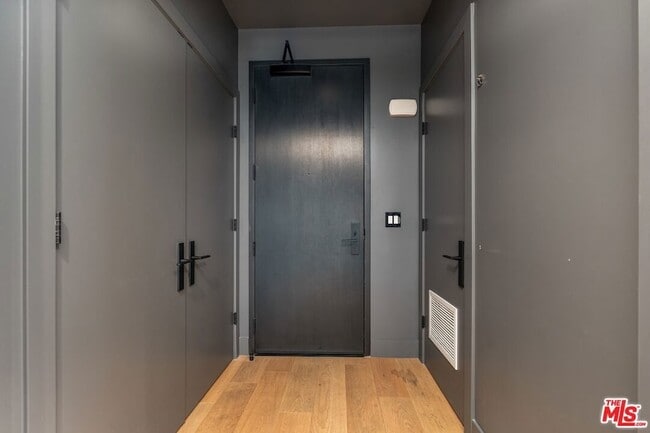 10777 Wilshire Blvd, Unit 501 in Los Angeles, CA - Foto de edificio - Building Photo