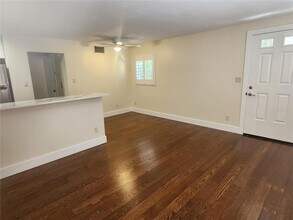 565 Golden Gate Point, Unit 1 in Sarasota, FL - Building Photo - Building Photo