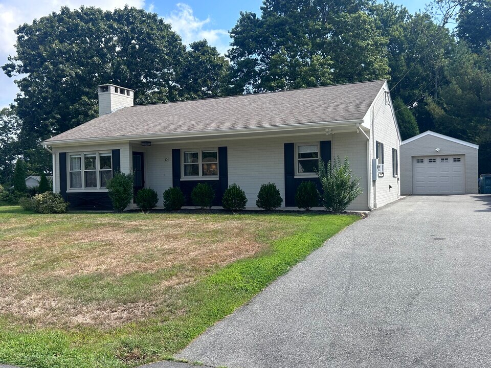 10 W View Rd in Old Saybrook, CT - Building Photo