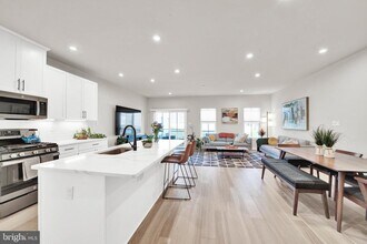 15 Pratt Ln in Lawrence Township, NJ - Foto de edificio - Building Photo